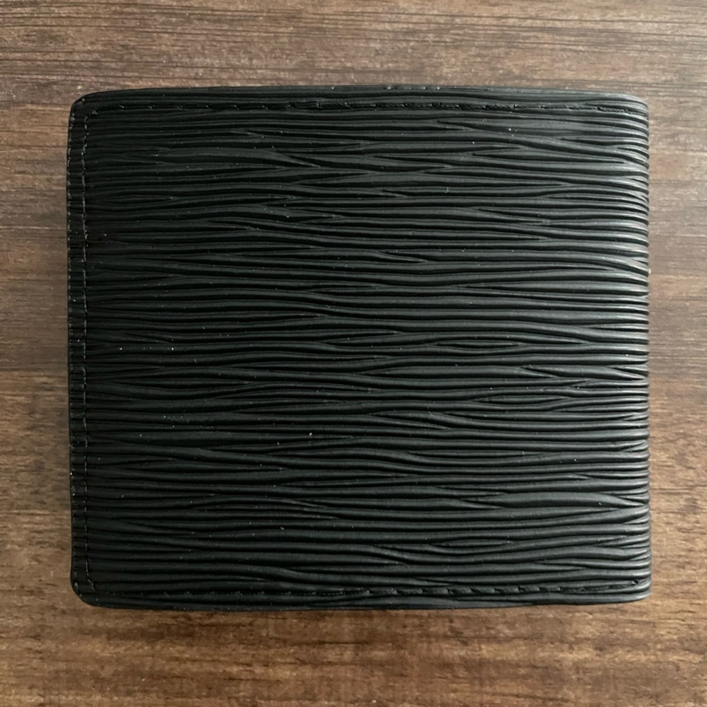 Black Bifold Textured Men's wallet comes with box and dust bag! - Picture 4 of 5